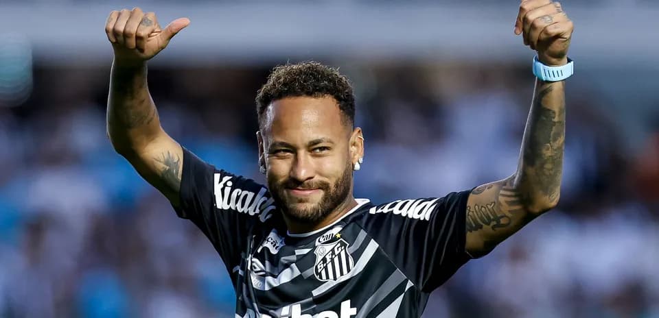 Joueur de football célébrant avec les deux pouces levés