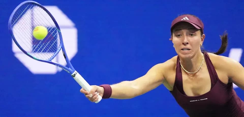 Joueuse de tennis frappant une balle avec raquette