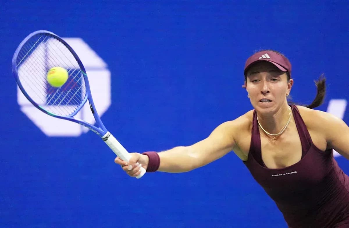 Joueuse de tennis frappant une balle avec raquette