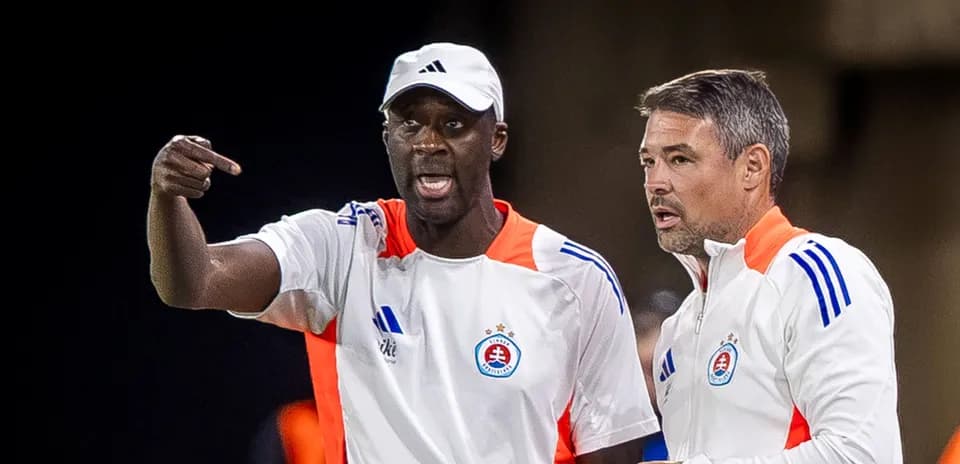 Deux entraîneurs discutant sur le banc de touche
