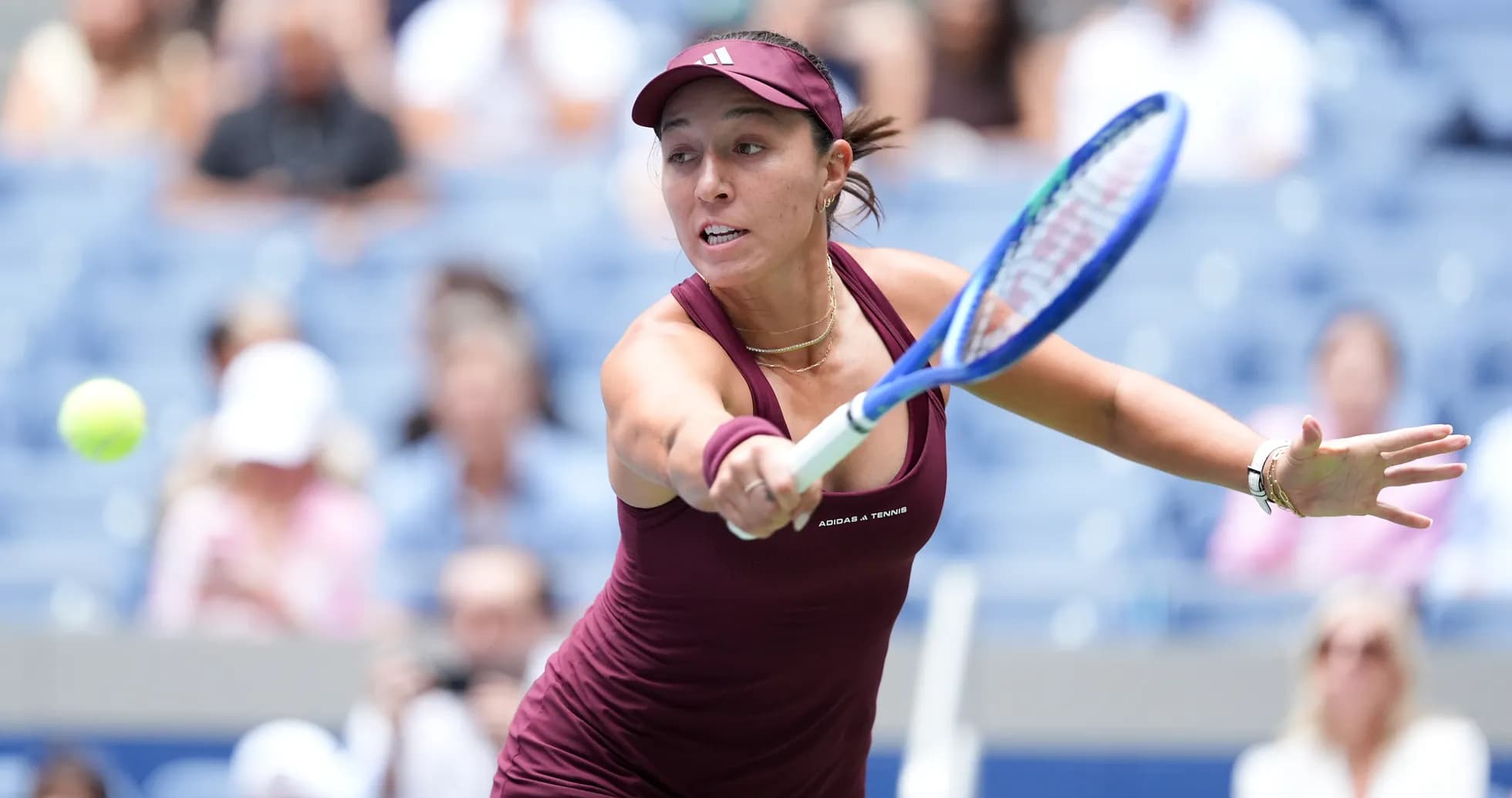 Joueuse de tennis frappant une balle sur le court