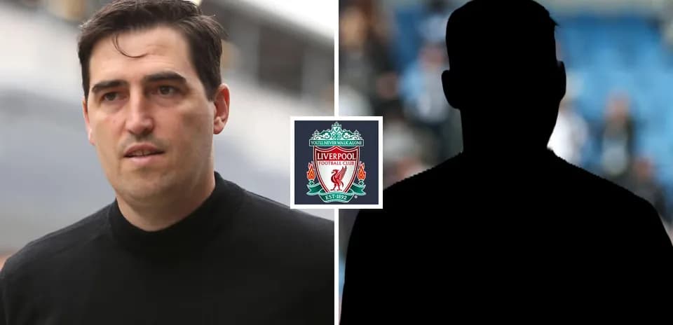Un homme marchant avec le logo de Liverpool au centre