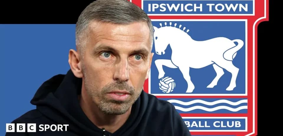 Entraîneur parlant avec logo d'Ipswich Town en arrière-plan