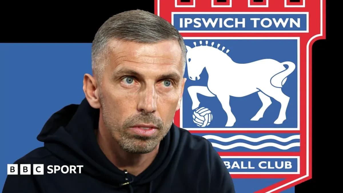 Entraîneur parlant avec logo d'Ipswich Town en arrière-plan