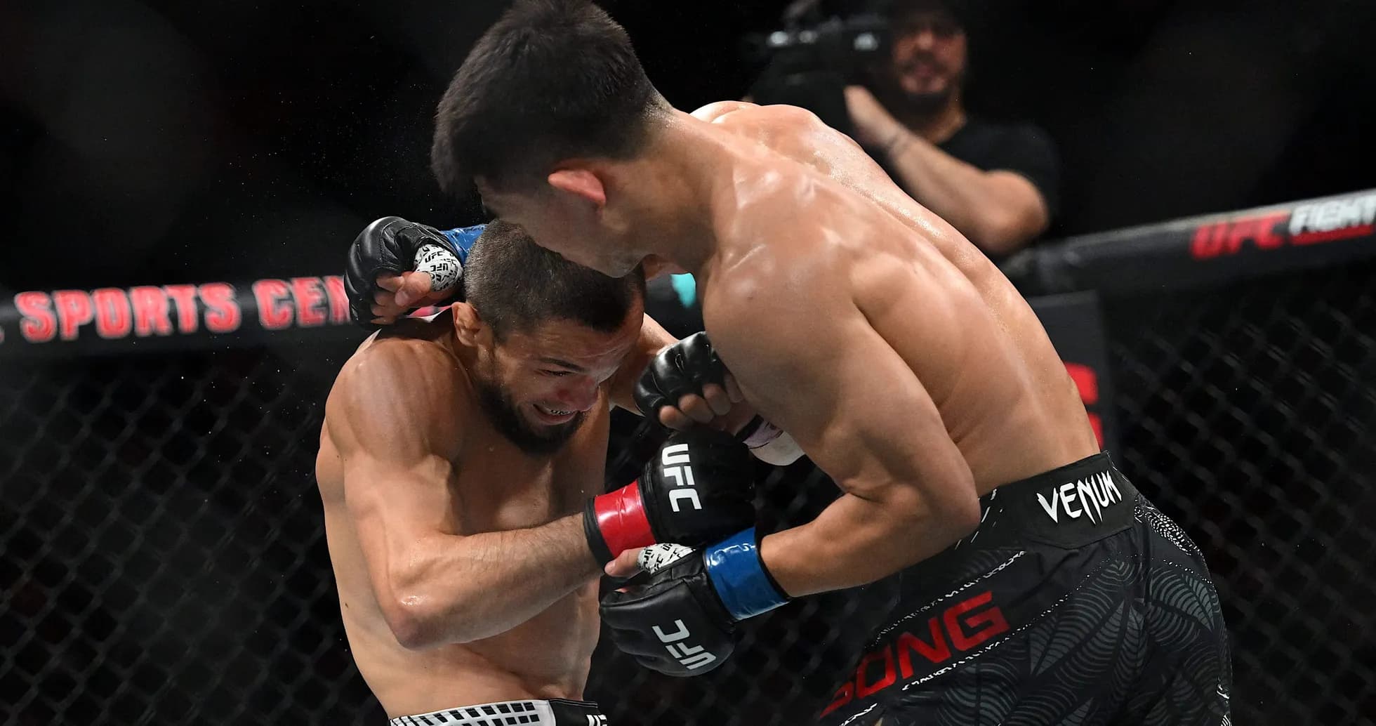 Deux combattants se battant dans l'octogone UFC