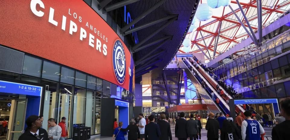 Entrée du stade des Los Angeles Clippers avec fans