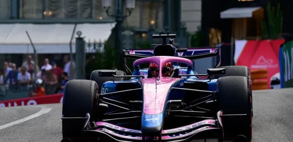 Voiture de Formule 1 sur circuit urbain