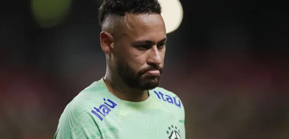 Neymar en maillot du Brésil, regard pensif sur le terrain