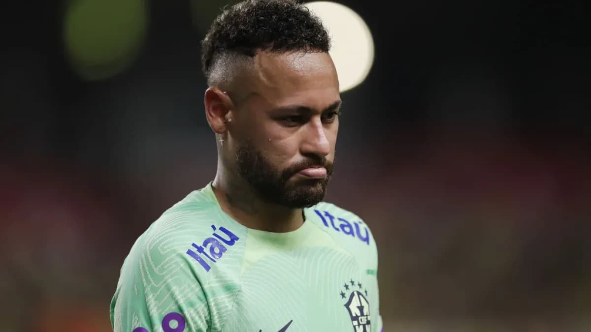 Neymar en maillot du Brésil, regard pensif sur le terrain