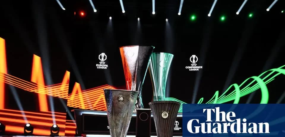 Trois trophées de l'UEFA sur scène illuminée