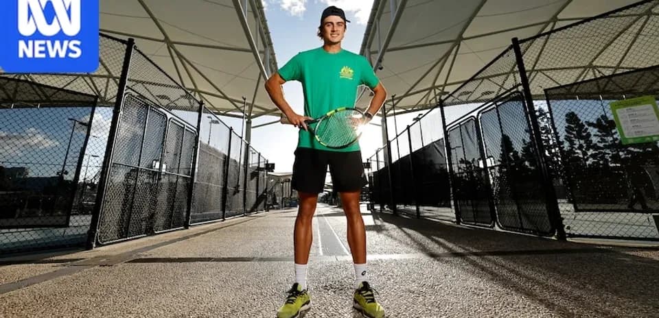 Jeune joueur de tennis posant sur un court