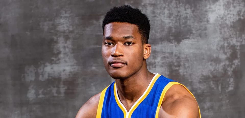 Joueur de basket portant un maillot bleu et jaune