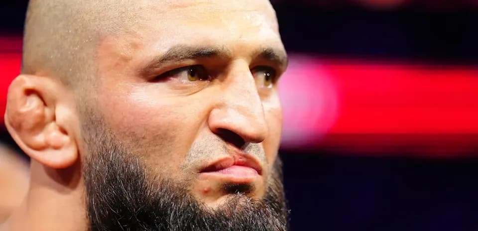 Lutteuse avec une barbe, regard intense avant le combat