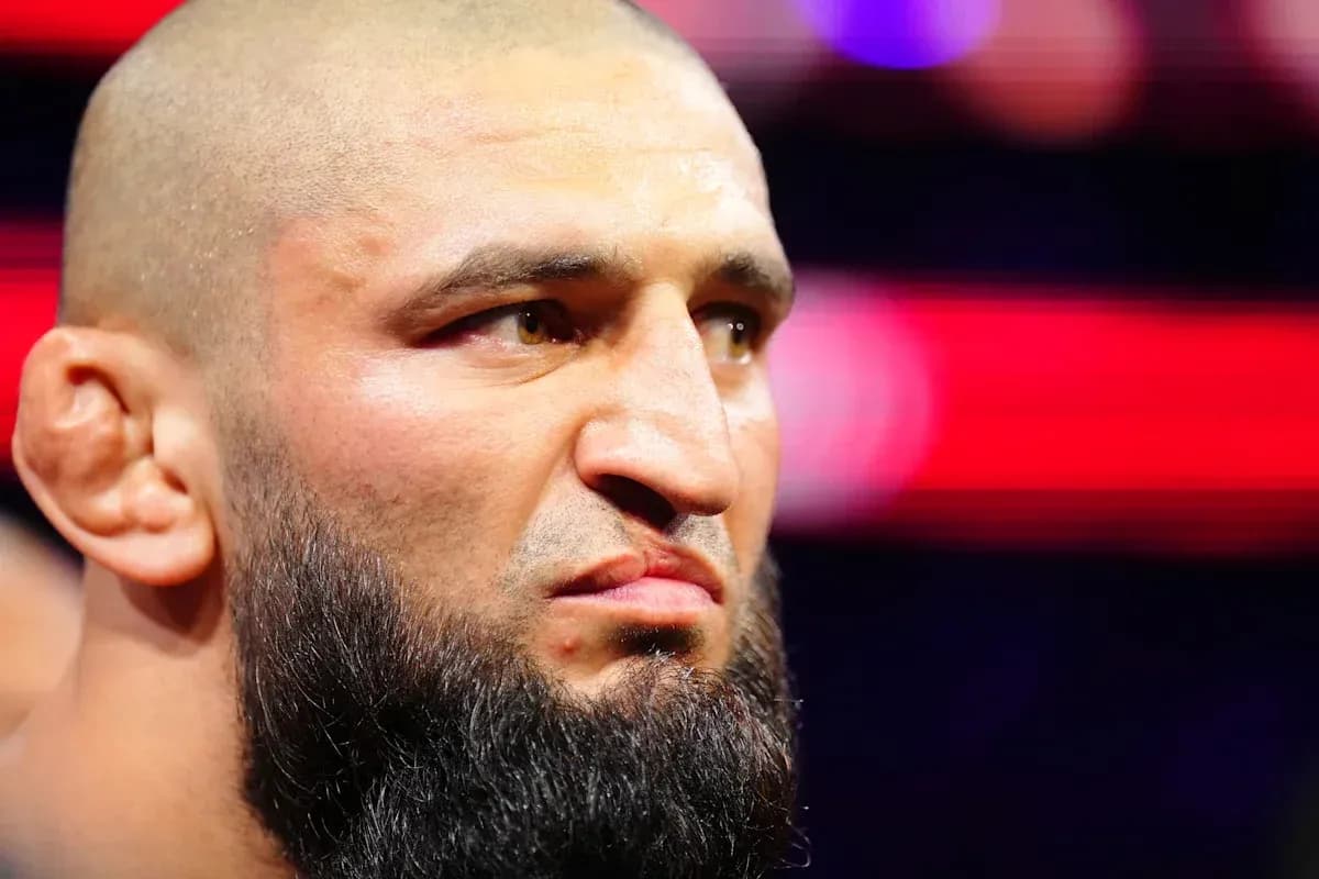 Lutteuse avec une barbe, regard intense avant le combat