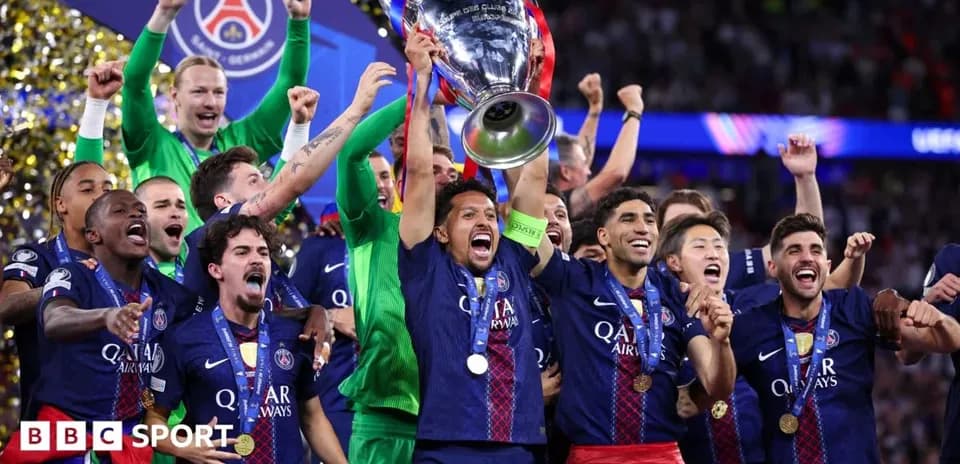 Joueurs du PSG célébrant leur victoire avec le trophée