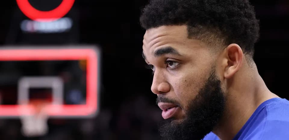 Joueur en réflexion près du panier de basketball