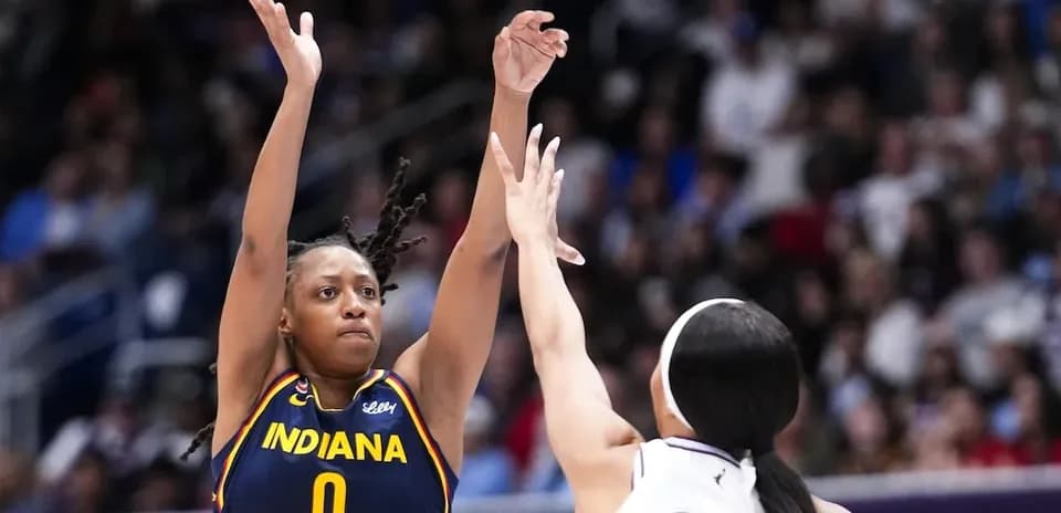 Joueuse d'Indiana tirant au panier pendant le match