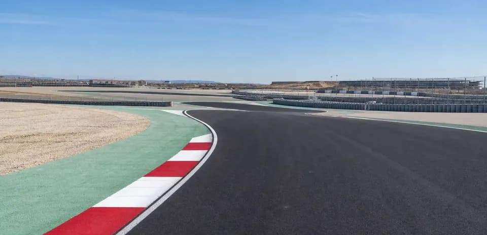 Vue d'un virage sur circuit de course