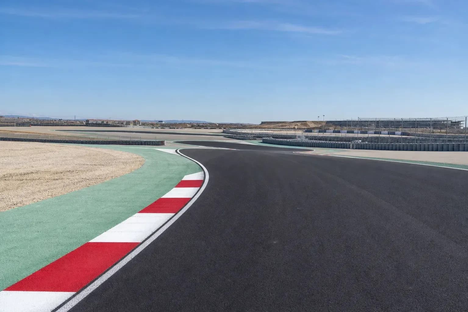 Vue d'un virage sur circuit de course