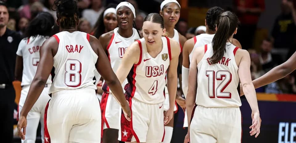 Joueuses de l'équipe USA célébrant ensemble sur le terrain