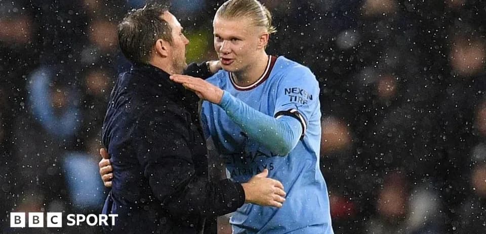 Joueur et entraîneur échangeant après le match