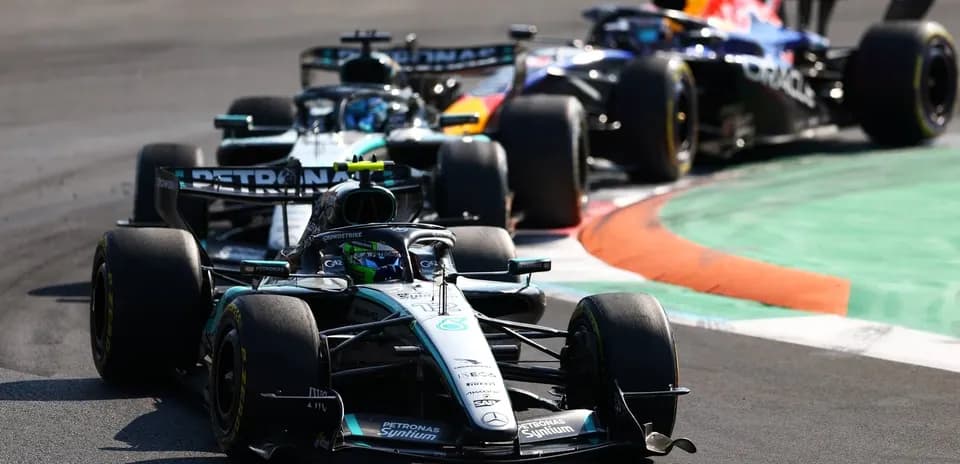 Voiture de F1 en course avec d'autres concurrents