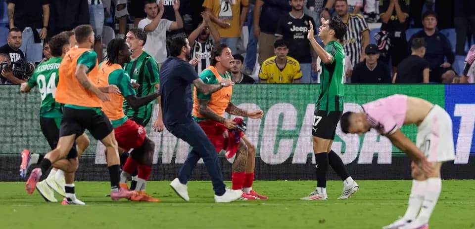 Joueurs célébrant après un but sur le terrain