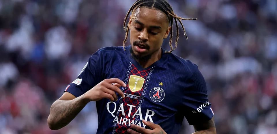 Joueur du PSG ajustant son maillot pendant le match