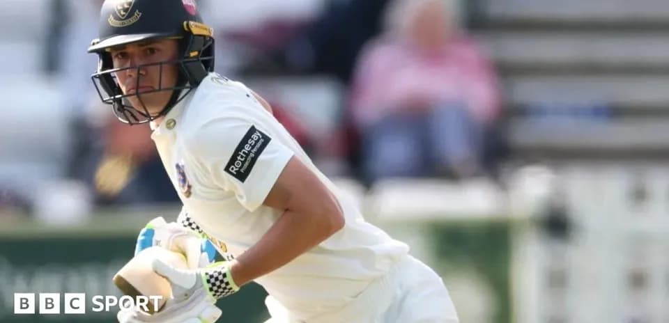 Joueur de cricket courant avec sa batte sur le terrain