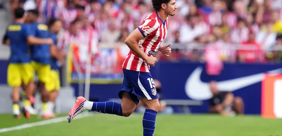 Joueur d'Atlético de Madrid courant sur le terrain