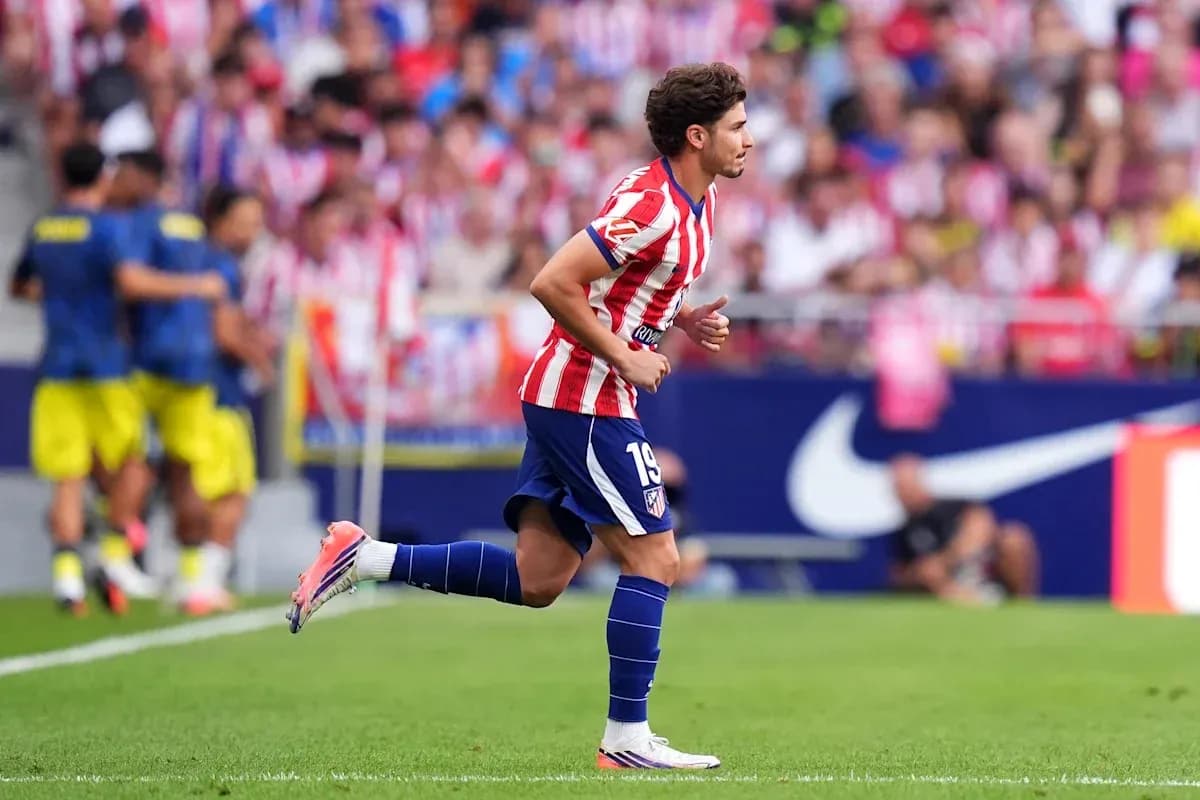 Joueur d'Atlético de Madrid courant sur le terrain
