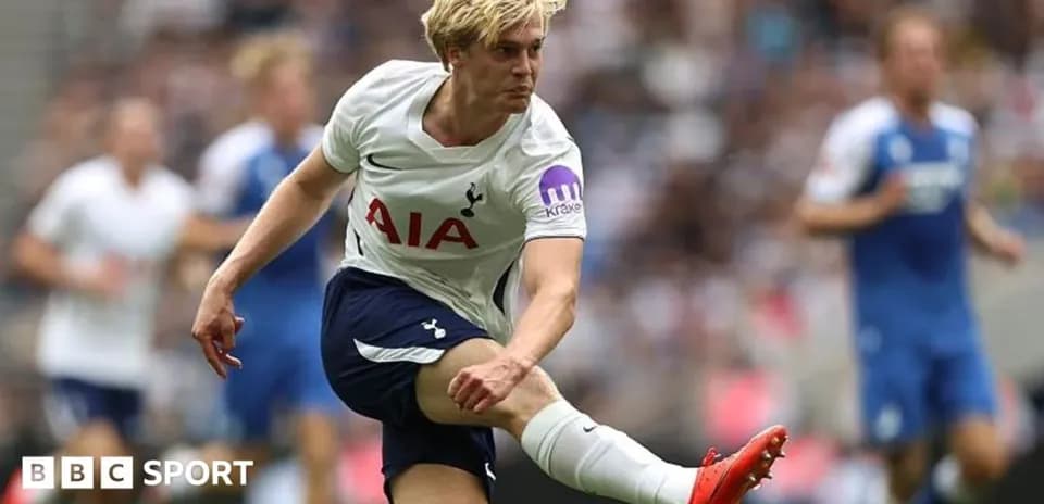 Joueur de Tottenham tirant le ballon sur le terrain
