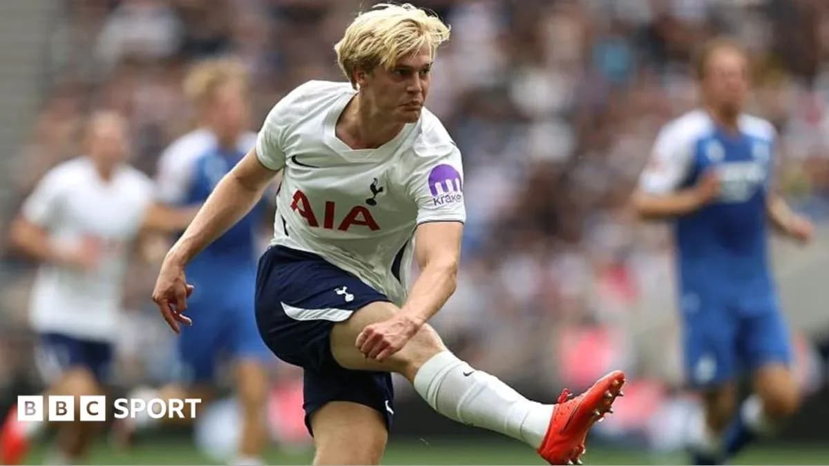 Joueur de Tottenham tirant le ballon sur le terrain Joueur de Tottenham tirant le ballon sur le terrain
