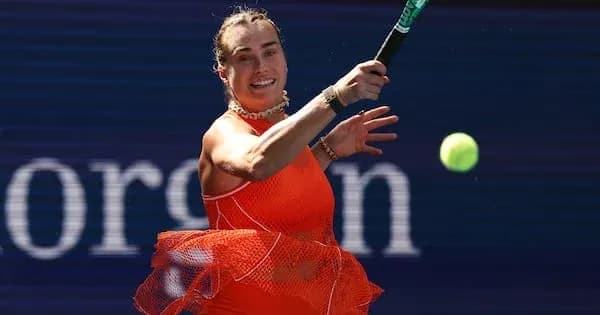 Joueuse de tennis frappant une balle sur le court