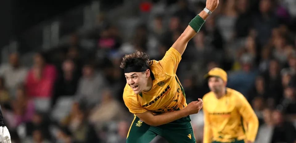 Joueur lançant une balle lors d'un match de cricket