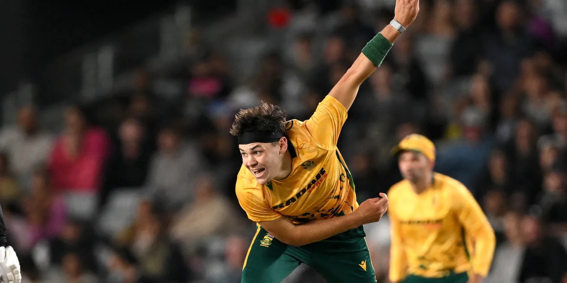 Joueur lançant une balle lors d'un match de cricket