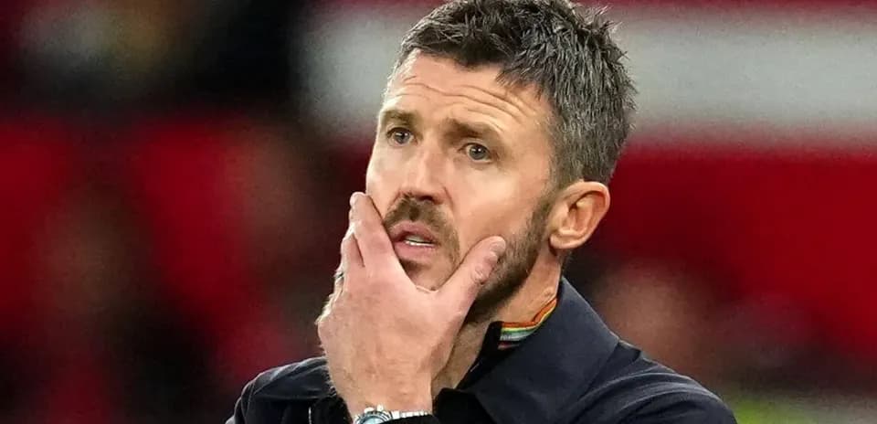 Entraîneur réfléchissant lors d'un match de football