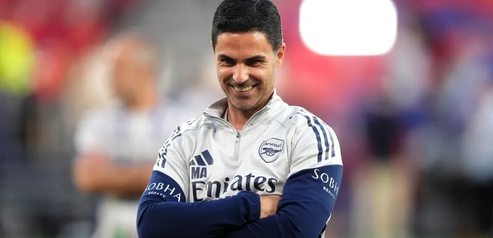 Entraîneur d'Arsenal souriant lors d'un événement