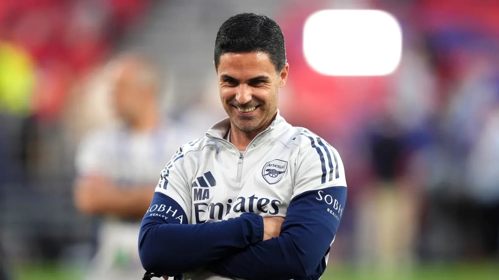 Entraîneur d'Arsenal souriant lors d'un événement