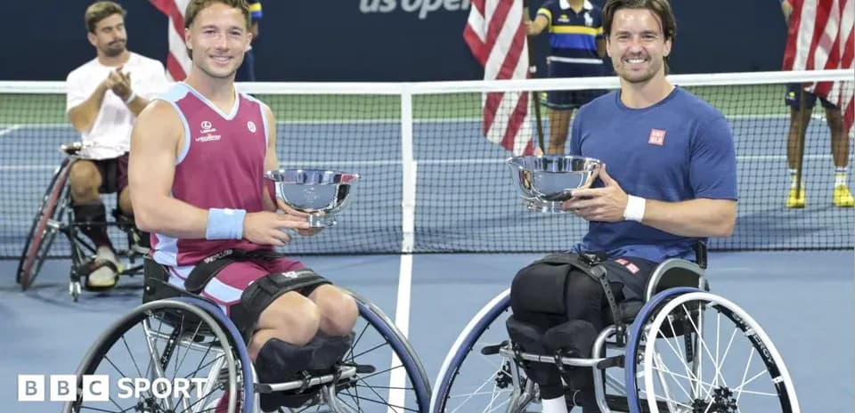 Joueurs en fauteuil roulant tenant des trophées après match