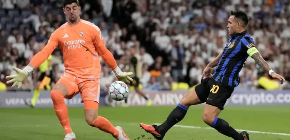 Gardien de but arrêtant un tir pendant un match
