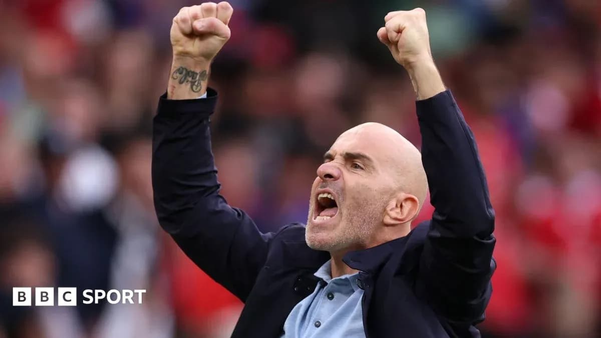 Entraîneur célébrant un moment fort du match