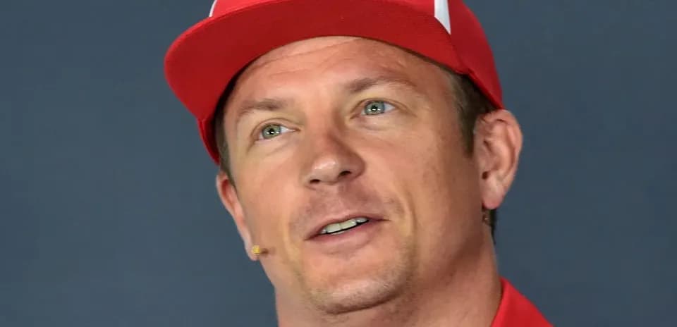 Pilote de F1 portant une casquette Ferrari