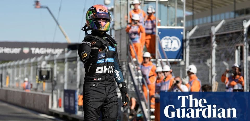 Pilote célébrant sur la piste après la course
