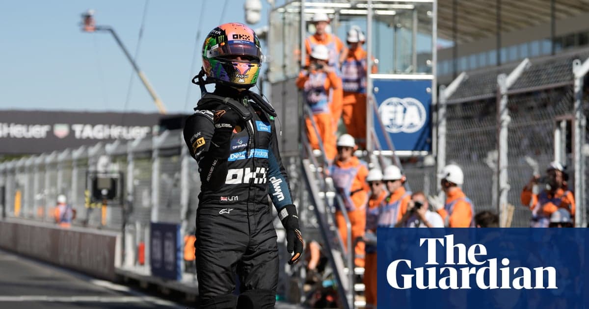 Pilote célébrant sur la piste après la course