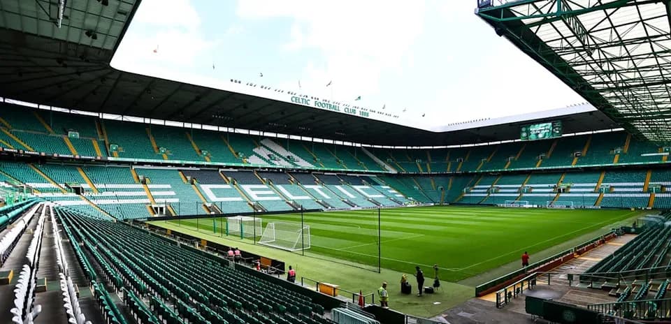 Vue du stade Celtic Park avec pelouse verte