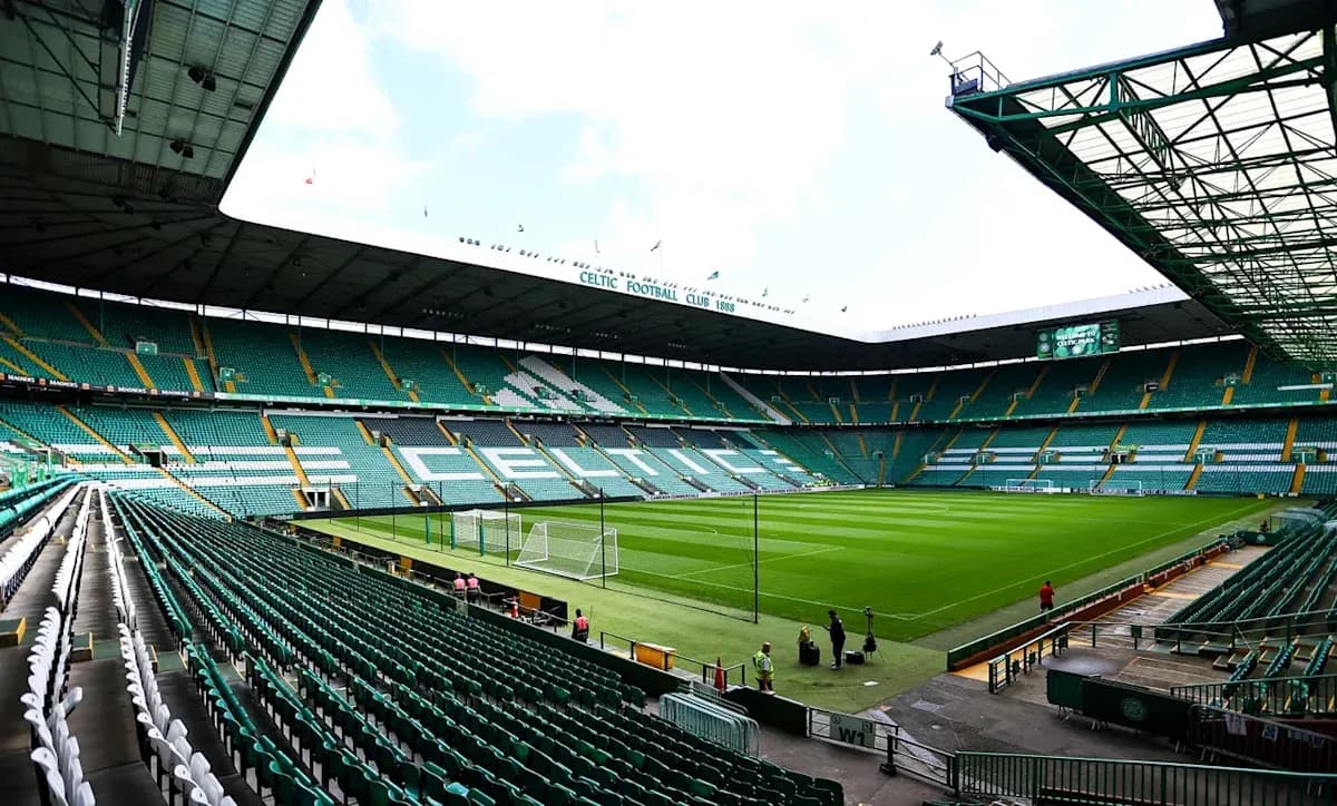 Vue du stade Celtic Park avec pelouse verte