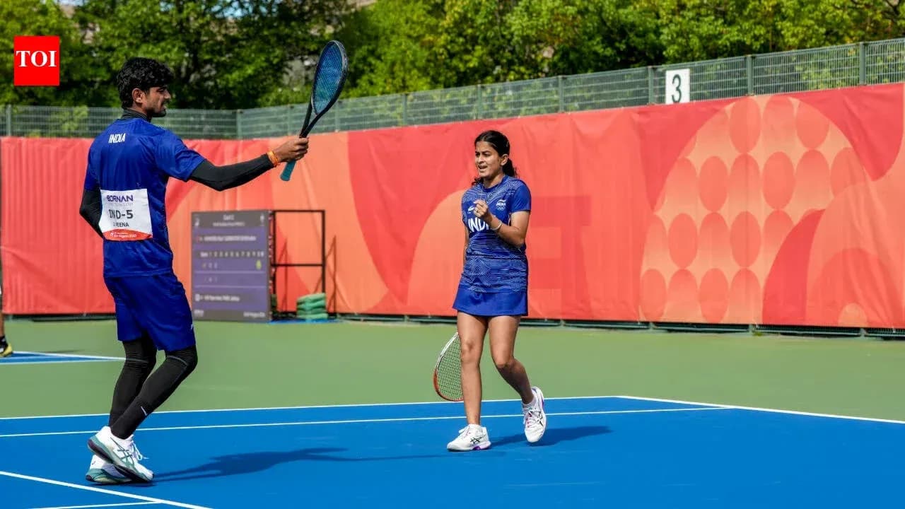Joueurs célébrant sur le court de tennis