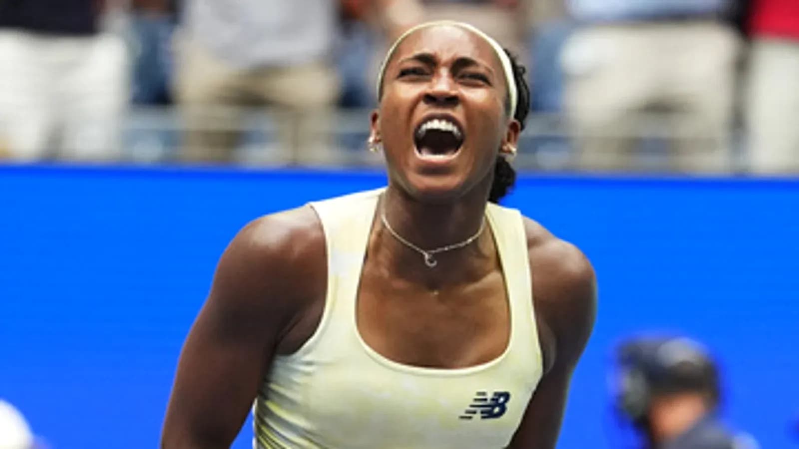 Joueuse de tennis célébrant une victoire sur le court