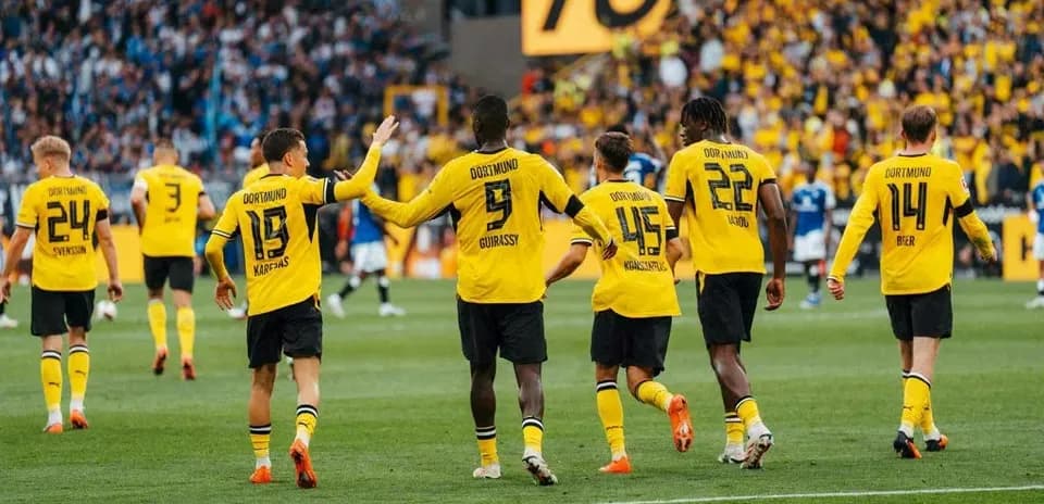 Joueurs de Dortmund célébrant sur le terrain